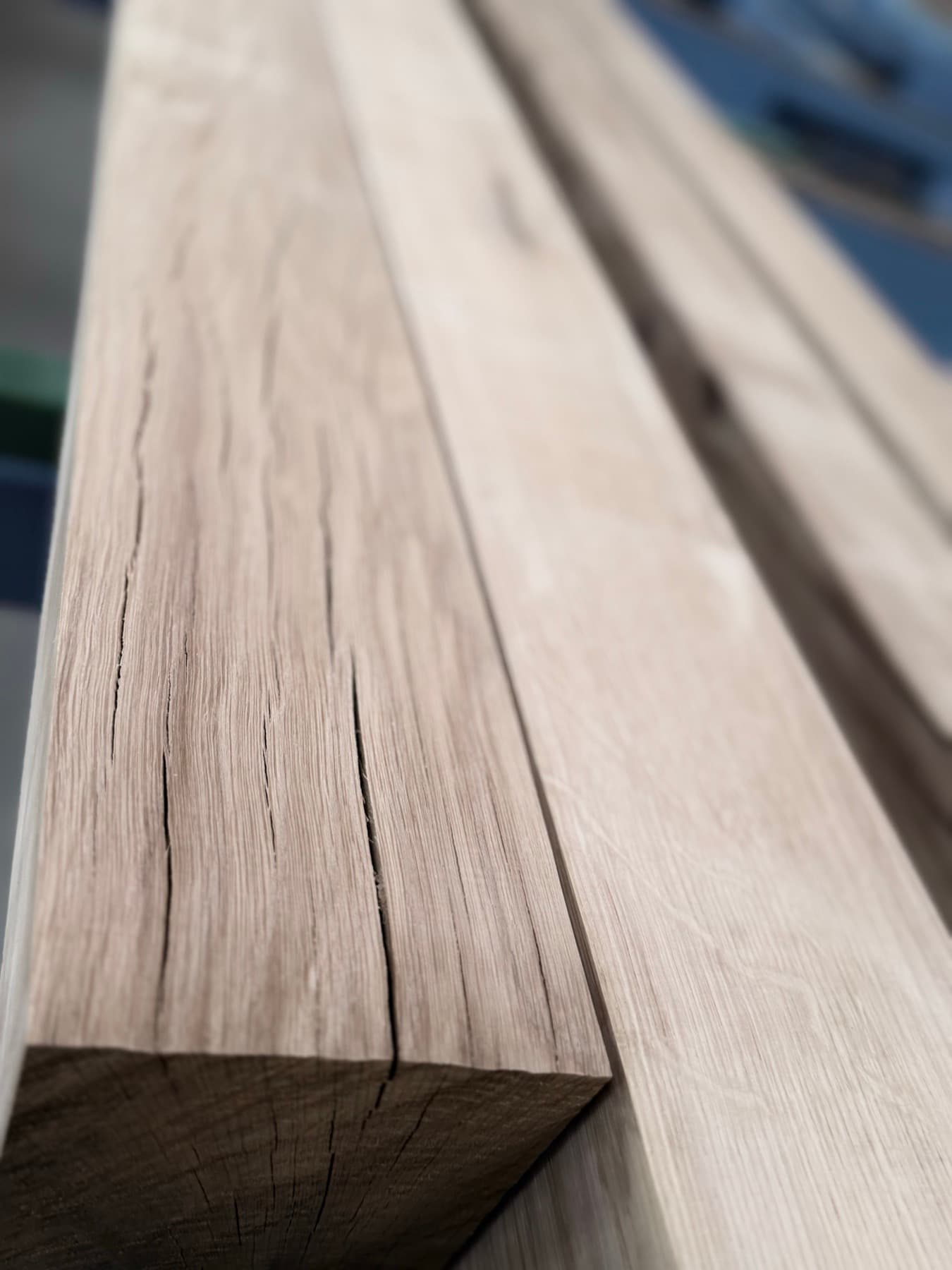 Avivés de chêne massif rangés à l'atelier