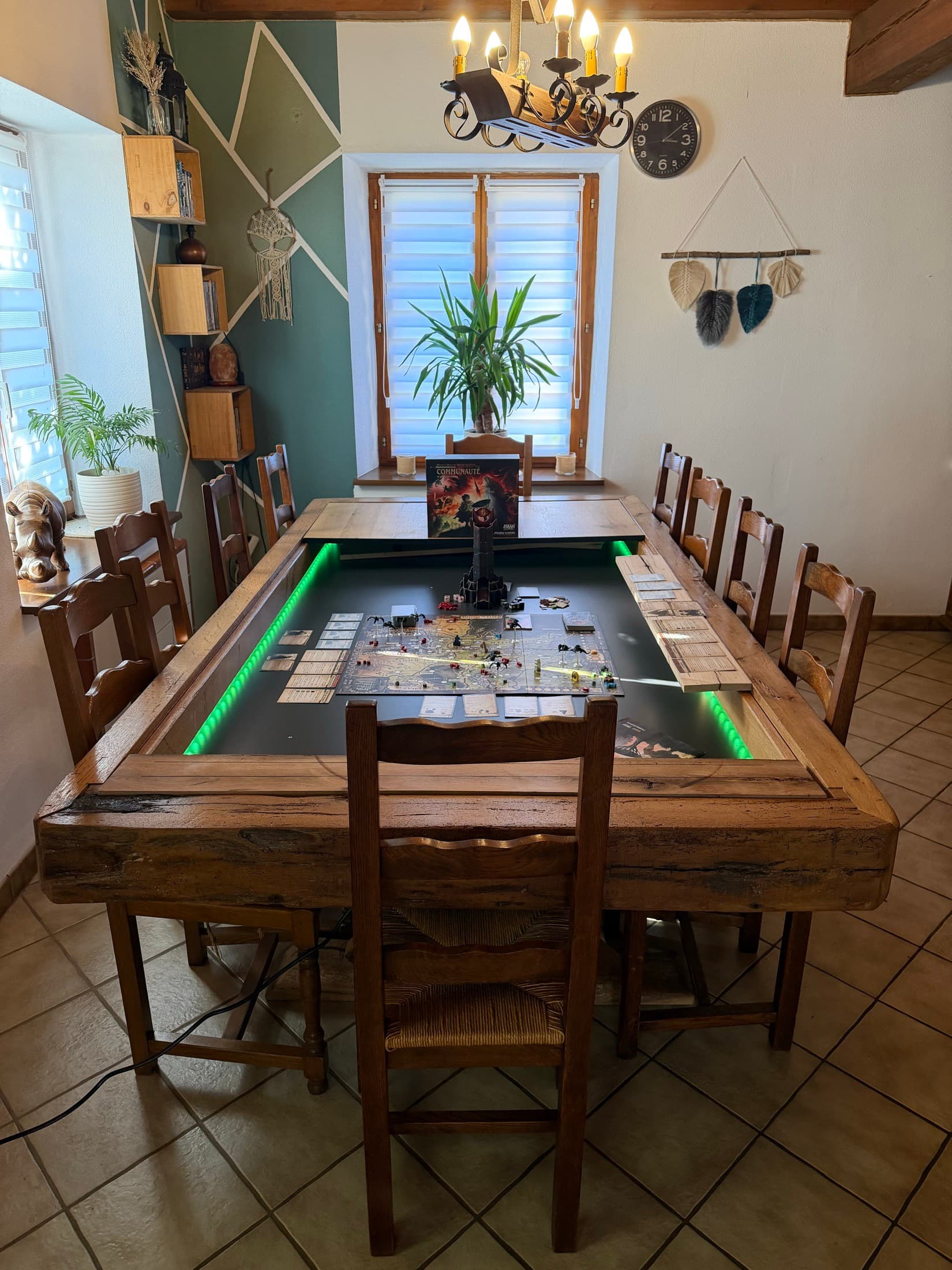 Le Dragon, table de jeu hors-série en chêne rustique, plateau ouvert avec rétroéclairage LED et partie en cours