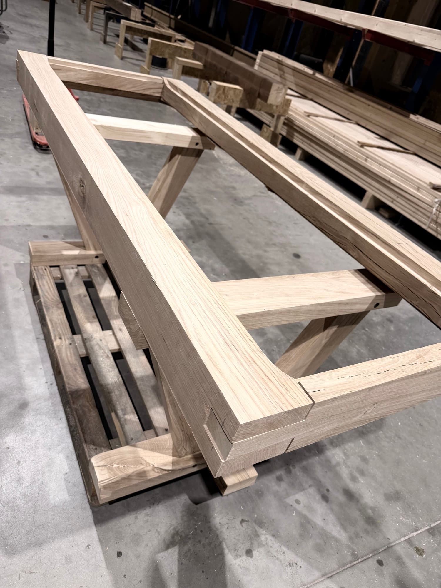 Cadre de table de jeu en chêne massif assemblé à l'atelier