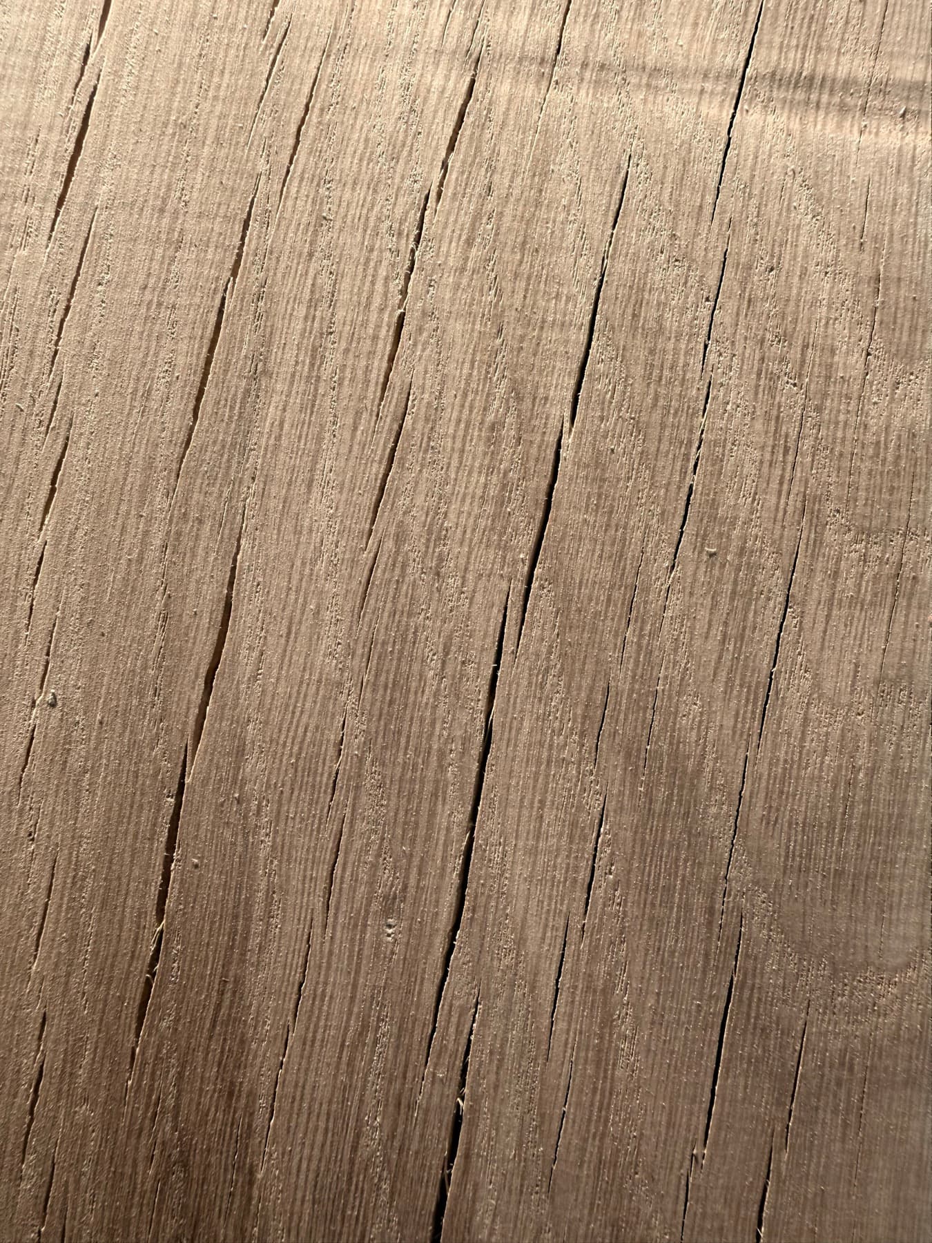 Texture du chêne massif brut utilisé pour les tables