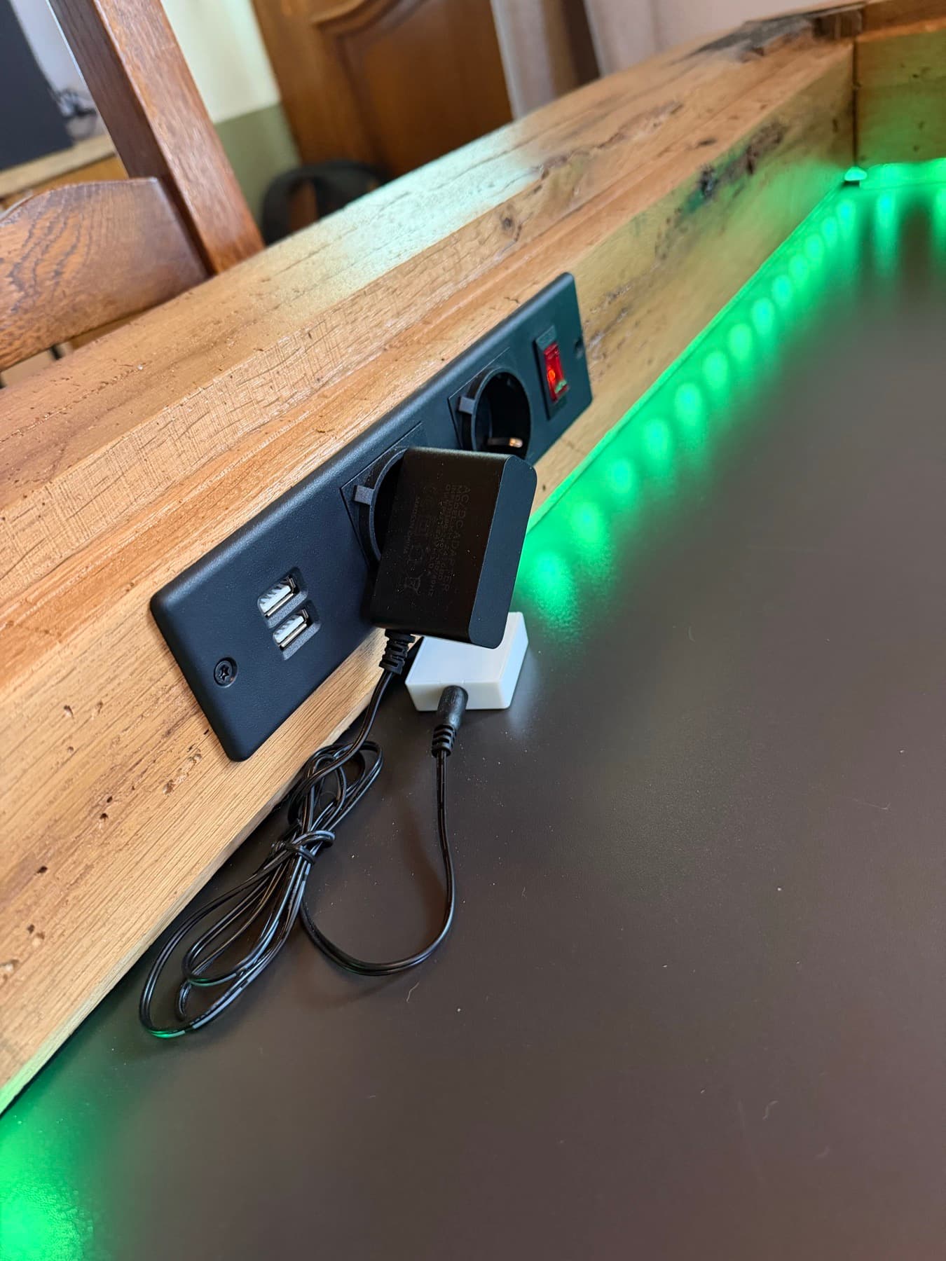 Prise secteur et ports USB encastrés dans le rebord, ruban LED allumé