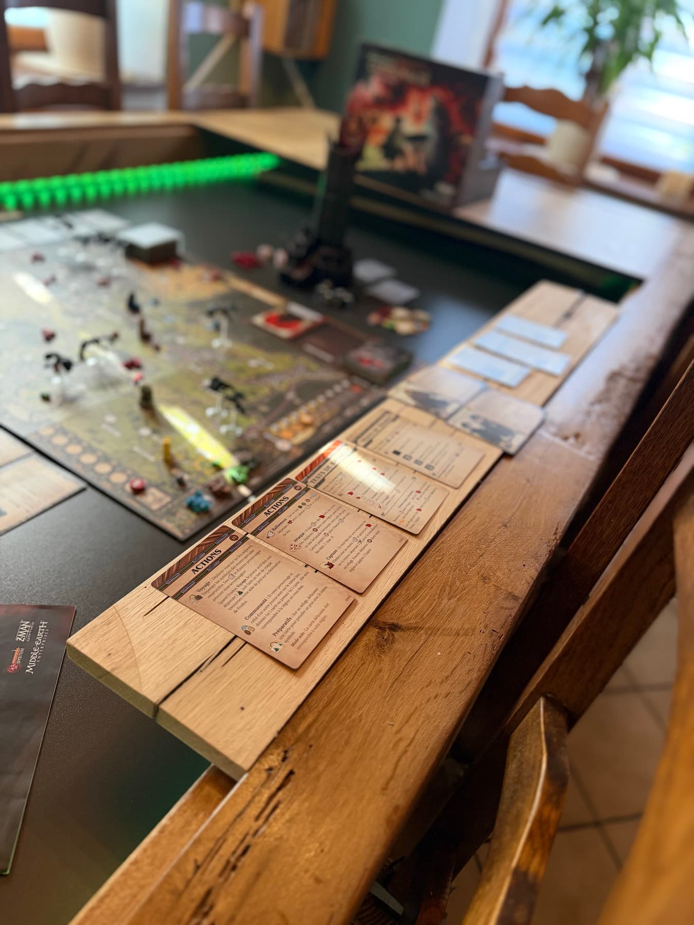 Tablette repose-cartes en chêne le long du rebord du Dragon